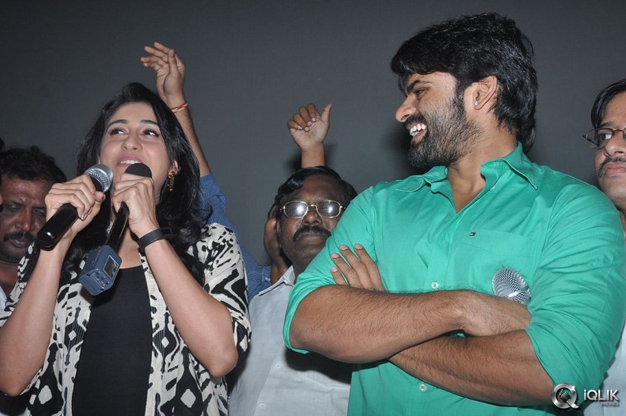 Pilla-Nuvvu-Leni-Jeevitham-Movie-Team-Visits-Viswanath-Theatre